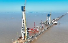 资讯：世界最长跨海铁路大桥首座主塔封顶...
