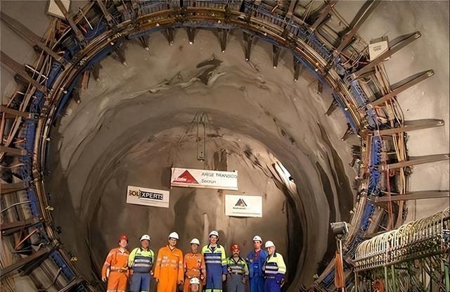 世界最长的铁路隧道，57 千米长，耗资 800 亿！修了整整 17 年