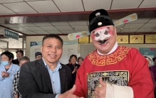 台上唱戏，台下种粮！两位河南老乡的约定，看哭全网