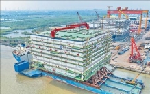 世界最大规模海上换流站装船完毕整装待发