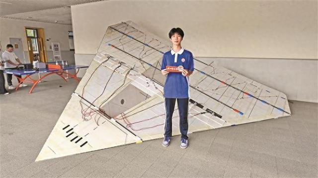 深圳娃手搓“大飞机”试飞成功 翼展超六米，有望成为“世界最大遥控纸飞机”