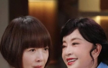 75岁刘晓庆当众感谢卓伟，娱乐圈最反转的暖心瓜太好哭