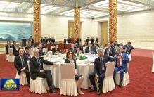 晚宴座位曝光：中美大佬同桌破冰，暗藏产业链博弈