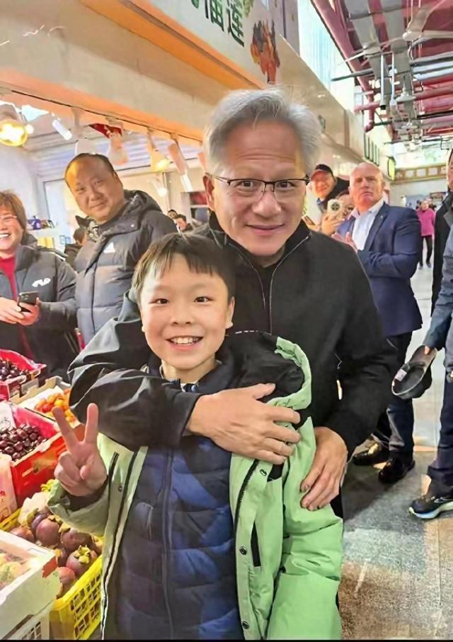 黄仁勋北京逛吃爆火:看似随性市井打卡,实则教科书级商业布局