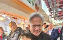 黄仁勋北京逛吃爆火：看似随性市井打卡，实则教科书级商业布局