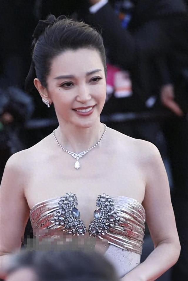从东北小老师到好莱坞一姐,再到资本大老板:李冰冰这53年真狠
