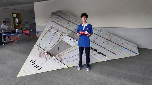 深圳娃手搓6米“大飞机” 将冲击吉尼斯世界纪录