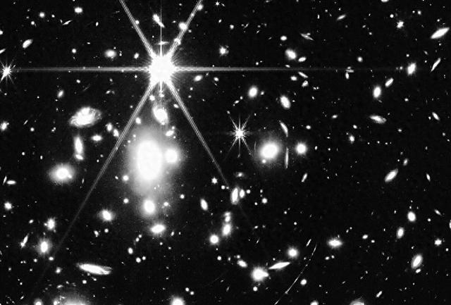 引力透镜搜寻第一代恒星