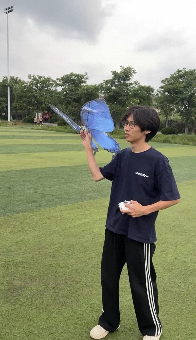 武汉21岁大学生“手搓”蝴蝶,被婚庆公司抢着要:每只1500元,有客户一口气打包10套