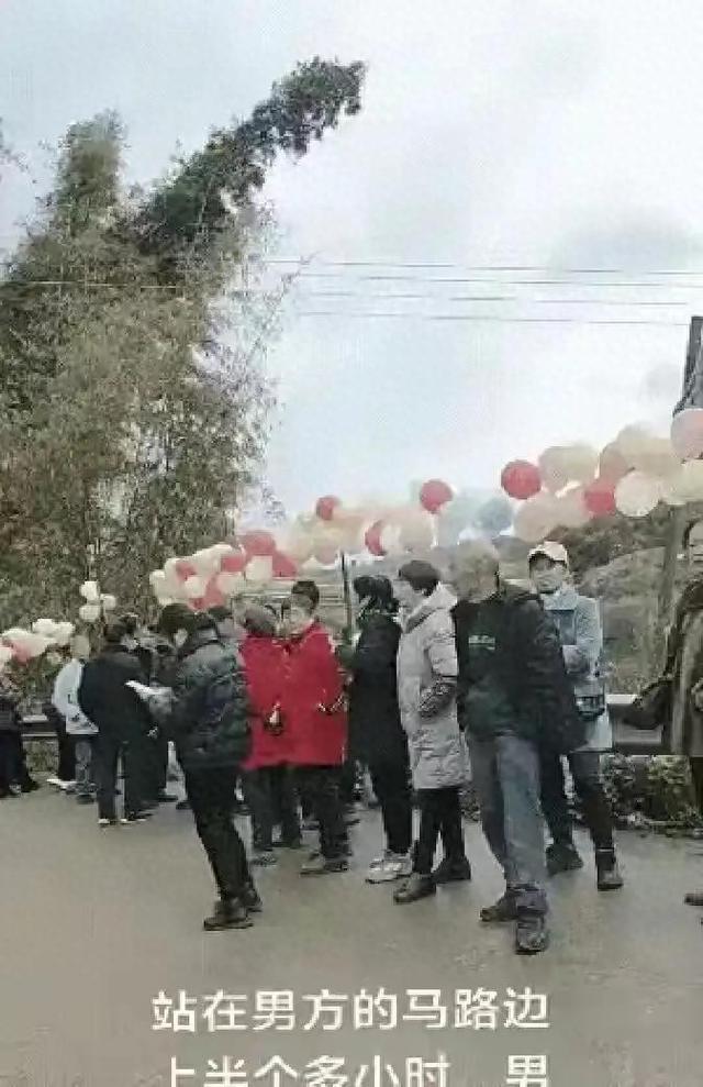 泸州新娘120名亲友团被关门外,尴尬婚闹戳破“面子”这张遮羞布