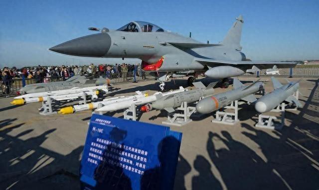 武契奇打卡长城,称赞中国不可战胜,“塞铁”会买歼10C吗?