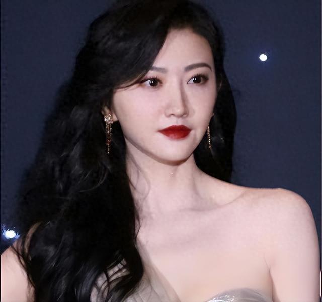 娱乐圈突发劲爆爆料,知名女星相关争议消息,在五月二十二日瞬间
