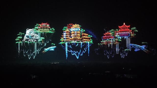 33615架无人机升空 成都低空集群表演刷新三项吉尼斯世界纪录
