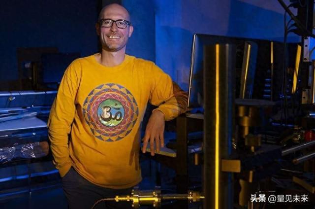量子世界最隐秘的“振动”,正在被驯化成未来的开关和电池
