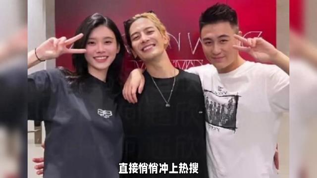 王嘉尔奔赴法国参加婚礼!3个表情封神,这才是娱乐圈顶级...