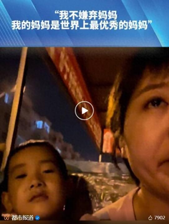 天津一男孩因被嘲笑“妈妈是摆摊的”与同学发生冲突,霸气维护:“我不嫌弃,我的妈妈是世界上最优秀的妈妈”,一句话让妈妈瞬间泪目