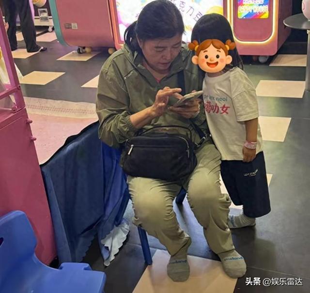 游乐场偶遇丁嘉丽!独自带孙女累到满头汗,曾坦言最对不起孩子