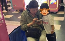 游乐场偶遇丁嘉丽！独自带孙女累到满头汗，曾坦言最对不起孩子