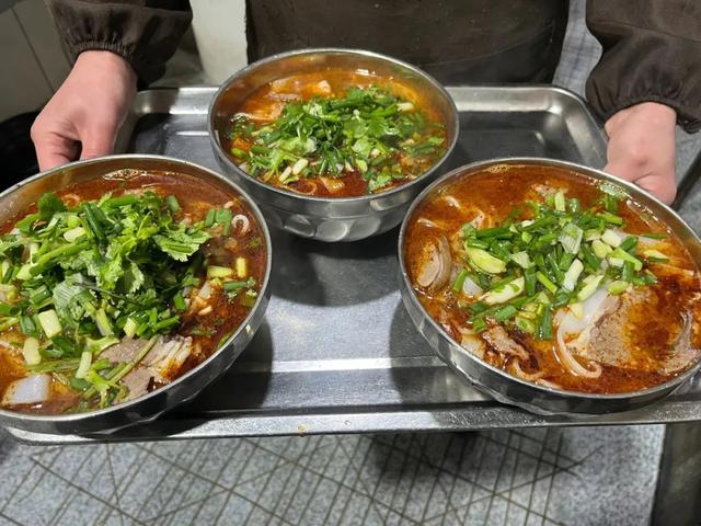 今天，小关为大家推荐，桐梓十大特色名优小吃——北门张家羊肉粉！