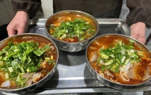 今天，小关为大家推荐，桐梓十大特色名优小吃——北门张家羊肉粉！