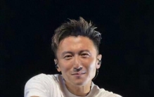 鸟巢十万座爆满！46岁谢霆锋连唱28首，陈妍希拄拐王菲躲包厢捧场