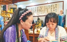 贵州侗族绣娘陆永江带动百余名残疾人绣出幸福生活