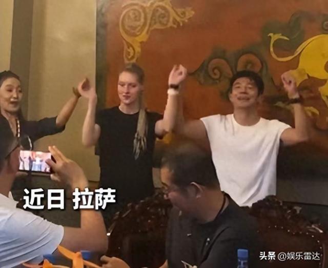 撒贝宁携妻拉萨被围拍,李白脏辫造型惊艳,谁注意到他一个动作?