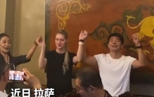 撒贝宁携妻拉萨被围拍，李白脏辫造型惊艳，谁注意到他一个动作？