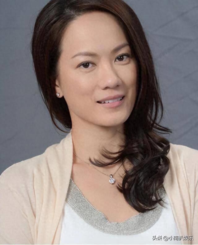 她当众被男星揩油，却不敢吭声：娱乐圈的脏，远比你想的更恶心