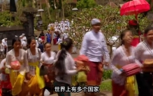 世界上最"混乱"节日,男女集体"耍流氓",很多美女被亲哭