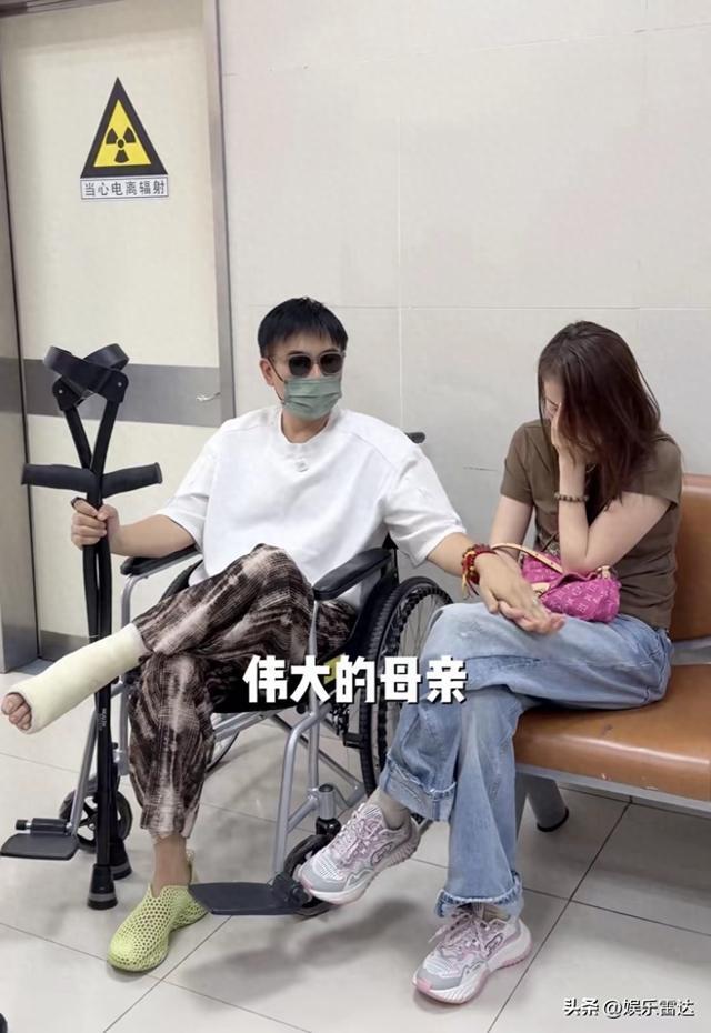陈龙坐轮椅陪妻逛街，千元T恤眼都不眨！为何嫌亲妈600块衣服贵？