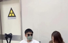 陈龙坐轮椅陪妻逛街，千元T恤眼都不眨！为何嫌亲妈600块衣服贵？