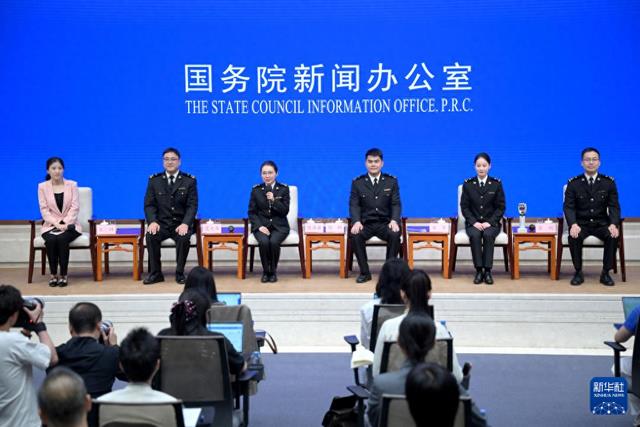 关徽耀国门 实干淬担当——聆听他们守关强国的故事