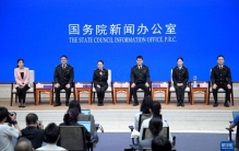 关徽耀国门 实干淬担当——聆听他们守关强国的故事