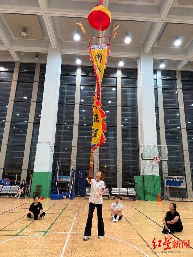 长8米重达20余斤！22岁女大学生玩转非遗中幡 30秒19圈创下吉尼斯世界纪录