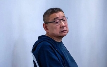 75岁刘銮雄现状，晚年坐轮椅艰难度日，65岁却娶了普通的她！