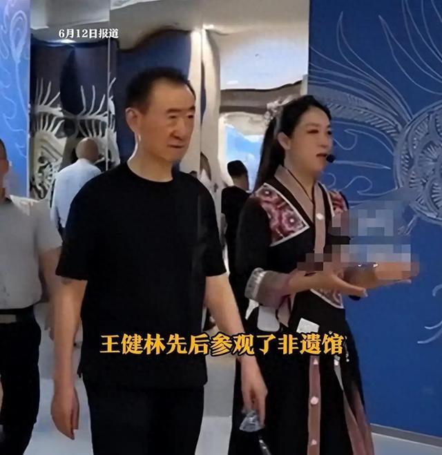 被立案逼债后,71岁王健林罕见现身,瘦成皮包骨王思聪丝毫不操心