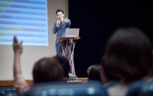 八颗牙微笑机器人：世界上最伟大的演讲露几颗牙？