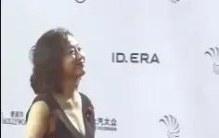 中年女性红毯大方亮相，凭啥要被大众恶意挑刺？