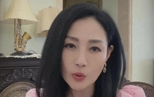 杨玉梅爆料称自己已经55岁了，但是仍然有富豪饭局找上门来
