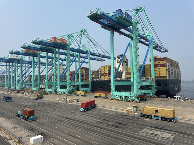 中国智造一线的“师徒”新传:老师傅带出“机器高徒”