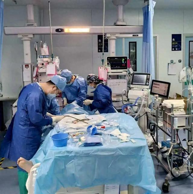 “人差点没了”，57岁男子用它三天双肺全白，家家都有