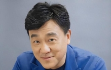 58岁何冰近况曝光！娶初中同学恩爱28年，如今儿子成为他的骄傲