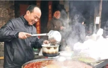 洛阳“八大怪”到底有多怪？从喝汤不用勺蹲在门外，到啤酒一瓶倒下来背后的独特风俗