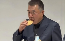 老演员实在太朴实无华了！拿下白玉兰最佳男配后，董勇直接后台啃桃酥喝酸奶，用5年前的iPhone发微博，网友：这才是娱乐圈最接地气的演员