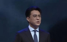49岁奋斗成厅级干部，团长靳东办公室罕见曝光