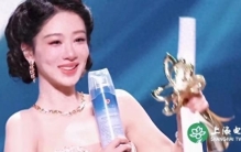 杨紫封后，娱乐圈的“人情世故”全藏在这一抱里
