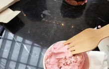 杨紫刚拿白玉兰父亲就在场外请粉丝吃冰淇淋，这才是娱乐圈最顶级的家教，高光时刻不忘分给粉丝这份温度真让人破防