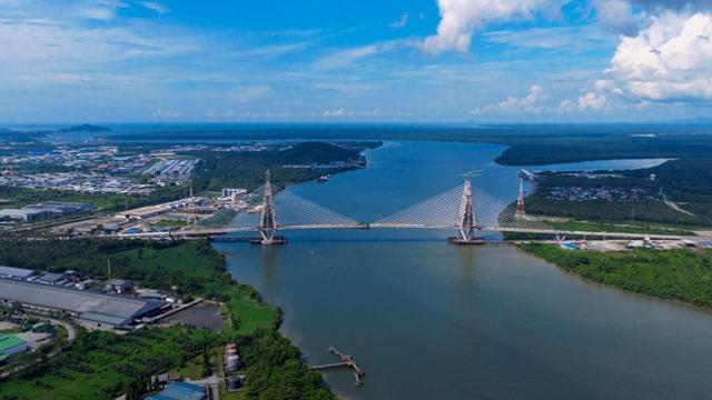世界最大跨径竖琴型双索面双塔混凝土斜拉桥中跨合龙顺利完成