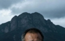 娱乐圈抓拍镜头最能剥离滤镜修饰，罗晋现身大孤山祈福的画面流出